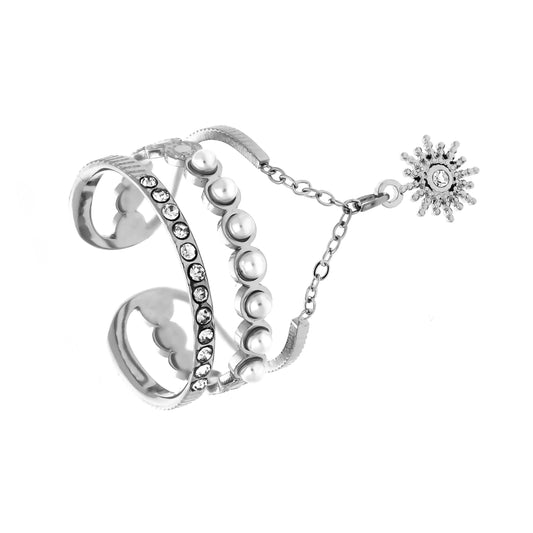 Bague argentée ajustable Élan avec perles nacrées, oxydes de zirconium et pendentif soleil, vue de face