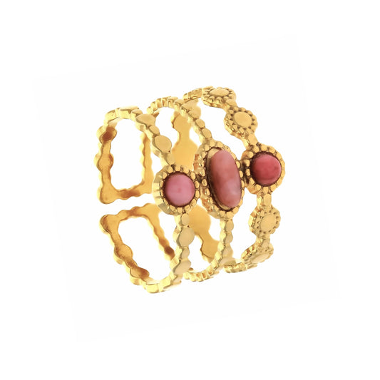 Bague dorée avec pierres roses Rosalia, vue de face sur fond blanc