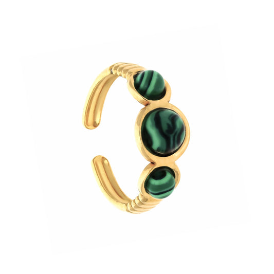 Bague malachite dorée ajustable Verdura avec trois pierres vertes sur fond blanc