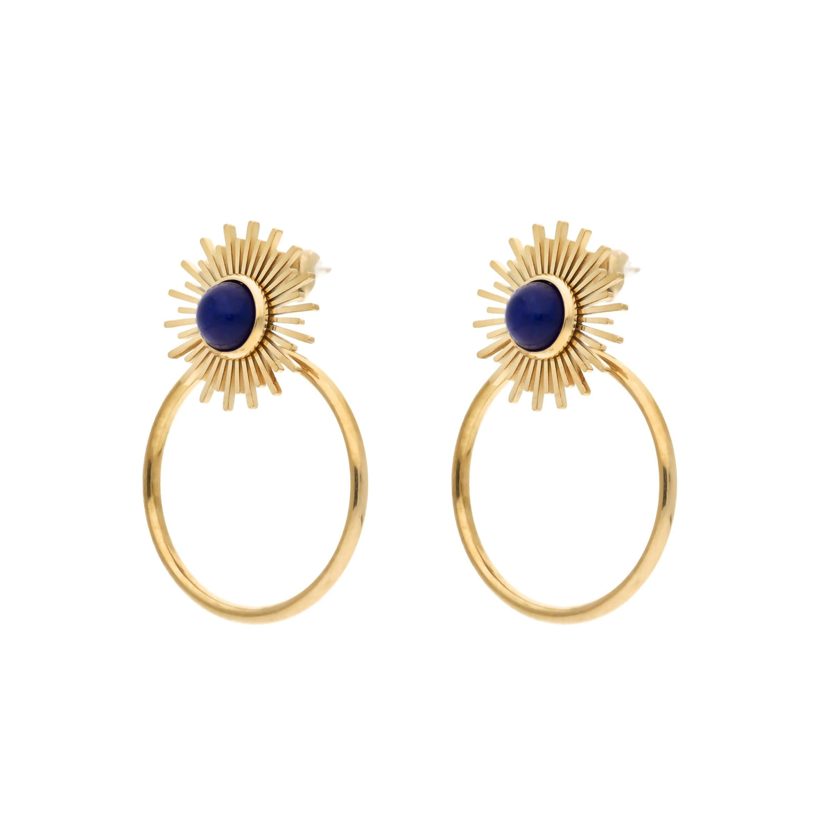 Boucles d’oreilles pendantes dorées avec pierre bleue ovale, motif soleil rayonnant et grand anneau circulaire.