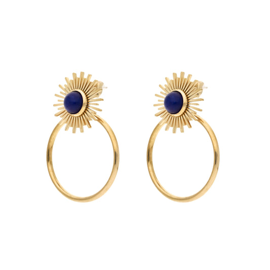 Boucles d’oreilles pendantes dorées avec pierre bleue ovale, motif soleil rayonnant et grand anneau circulaire.