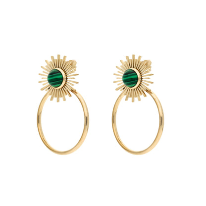Boucles d’oreilles pendantes dorées avec pierre verte ovale, motif soleil rayonnant et grand anneau circulaire.