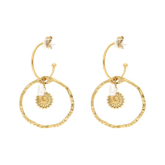 Boucles d'oreilles pendantes Miss Lou en acier inoxydable avec cercles dorés martelés, perles nacrées et motifs floraux