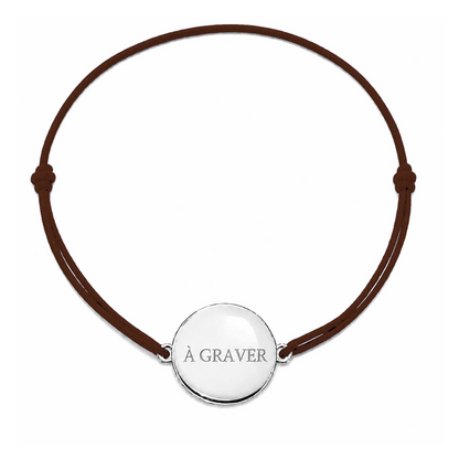 Bracelet cordon personnalisé avec médaille argentée et cordon marron 