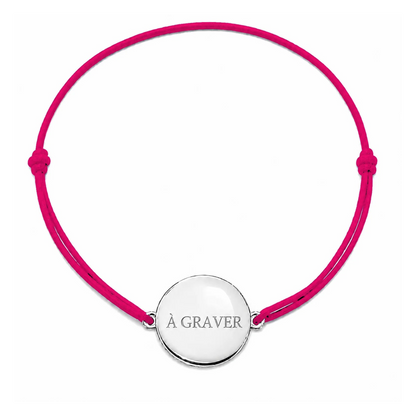 Bracelet cordon personnalisé avec médaille argentée et cordon rose framboise