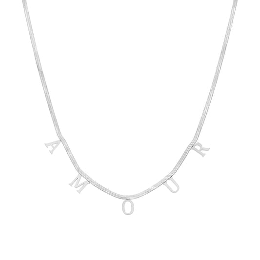 Collier amour argenté en acier inoxydable avec lettres AMOUR, vue de face
