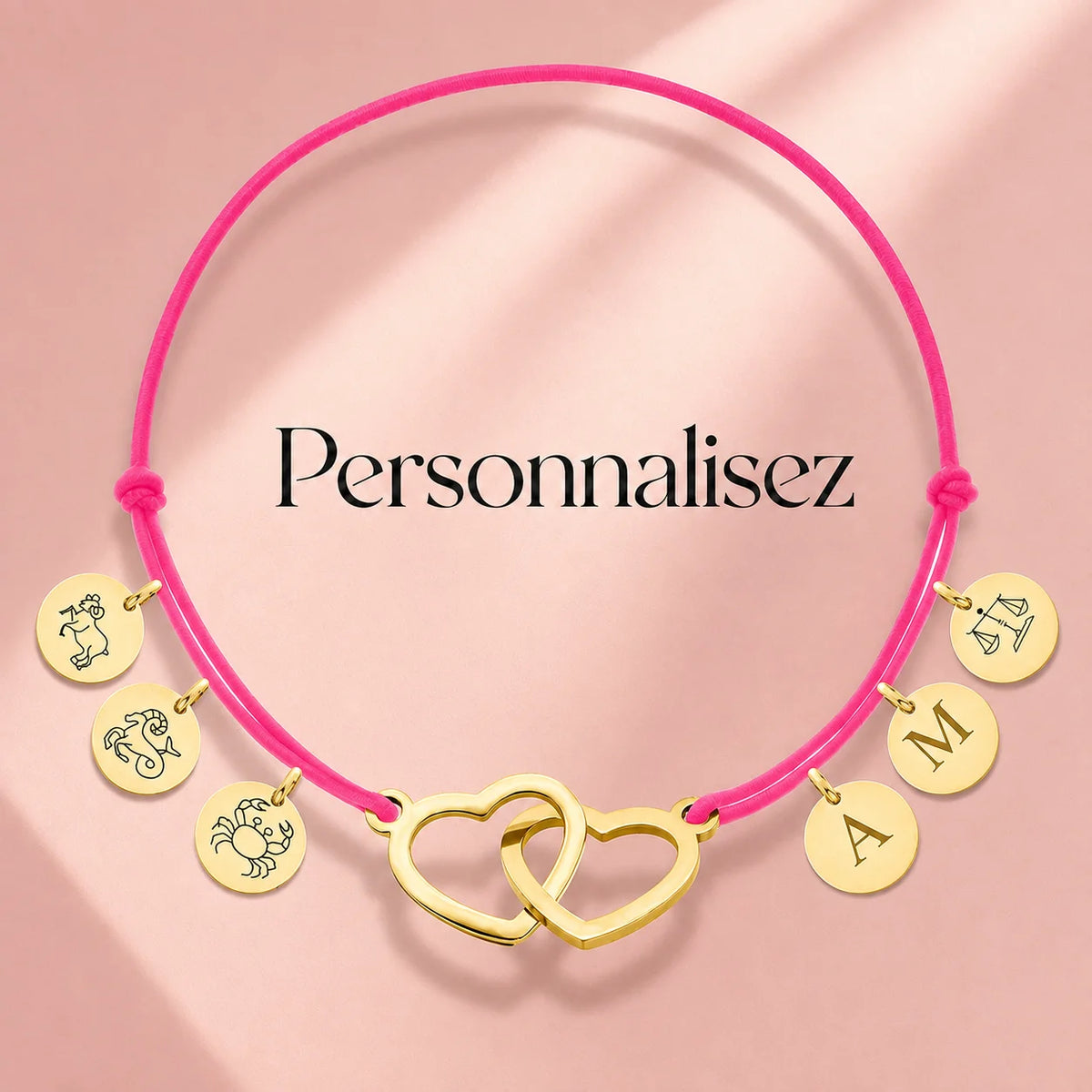 Bracelet cœur en acier doré personnalisable avec cordon rose, médailles gravées (initiales, signes du zodiaque ou motifs), bijou personnalisé Les Inséparables.