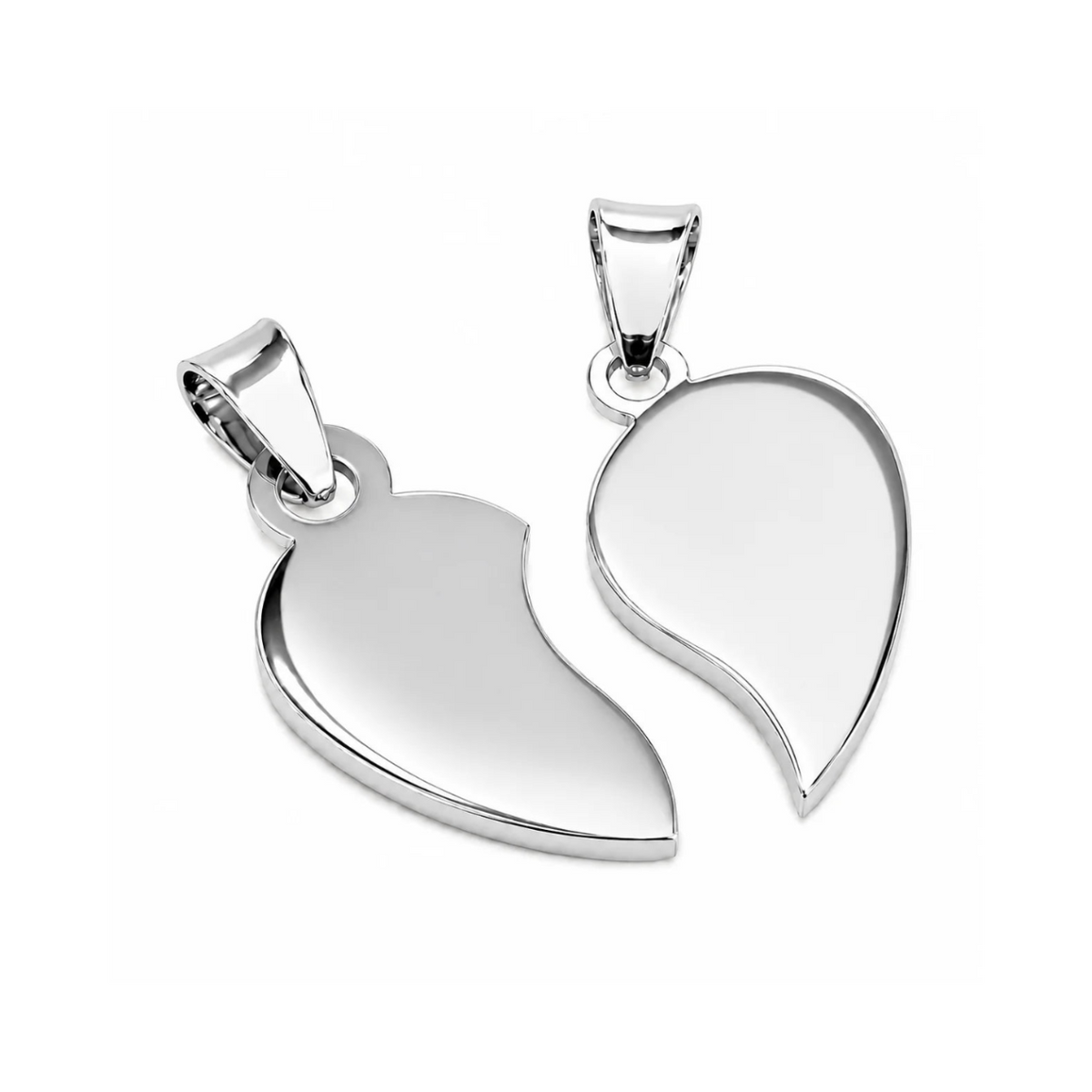 Deux moitiés du pendentif coeur cassable séparées montrant la symétrie parfaite