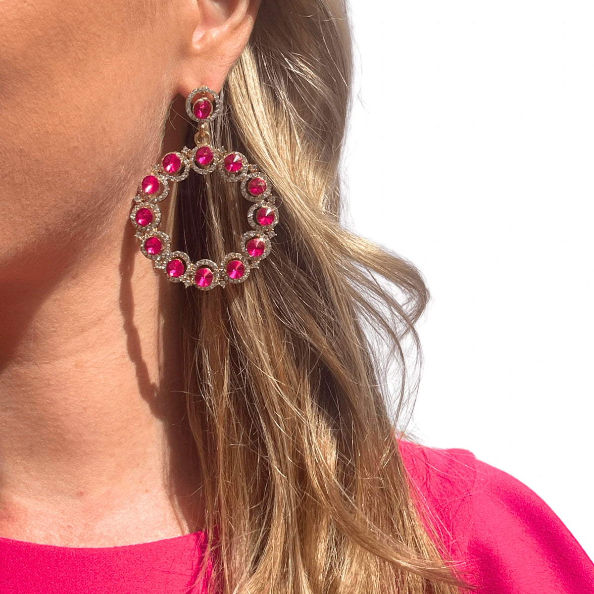 Boucles d'oreilles pendantes rose portées au lobe - style sophistiqué