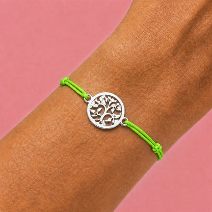 photo portée du bracelet cordon vert pomme ajustable Arbre de Vie argenté – bijou personnalisable avec médaille pour gravure 8 mm