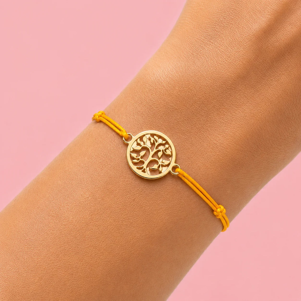 photo portée du bracelet cordon jaune Arbre de Vie mixte en acier doré, personnalisable avec une médaille de 8 mm pour gravure 