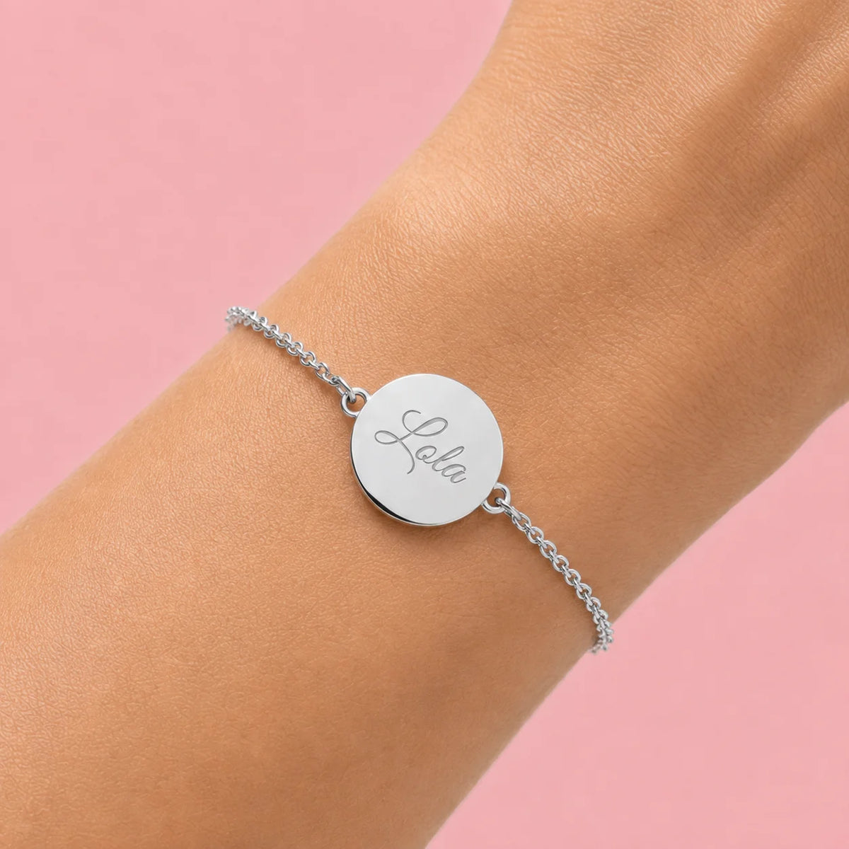 photo poignet du bracelet chaine acier argent avec médaille pour gravure