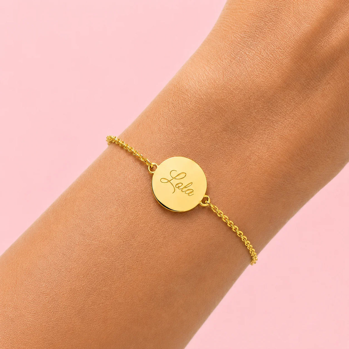 photo poignet du bracelet chaine acier dorée avec médaille pour gravure