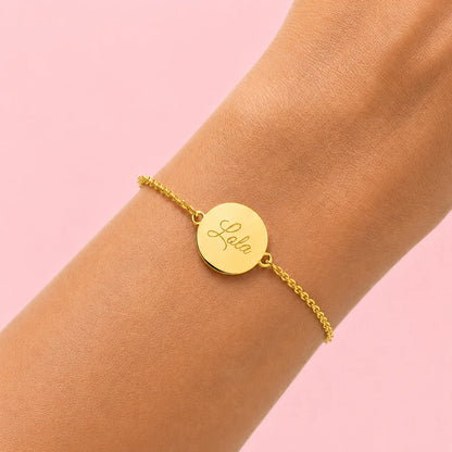 photo poignet du bracelet chaine acier dorée avec médaille pour gravure