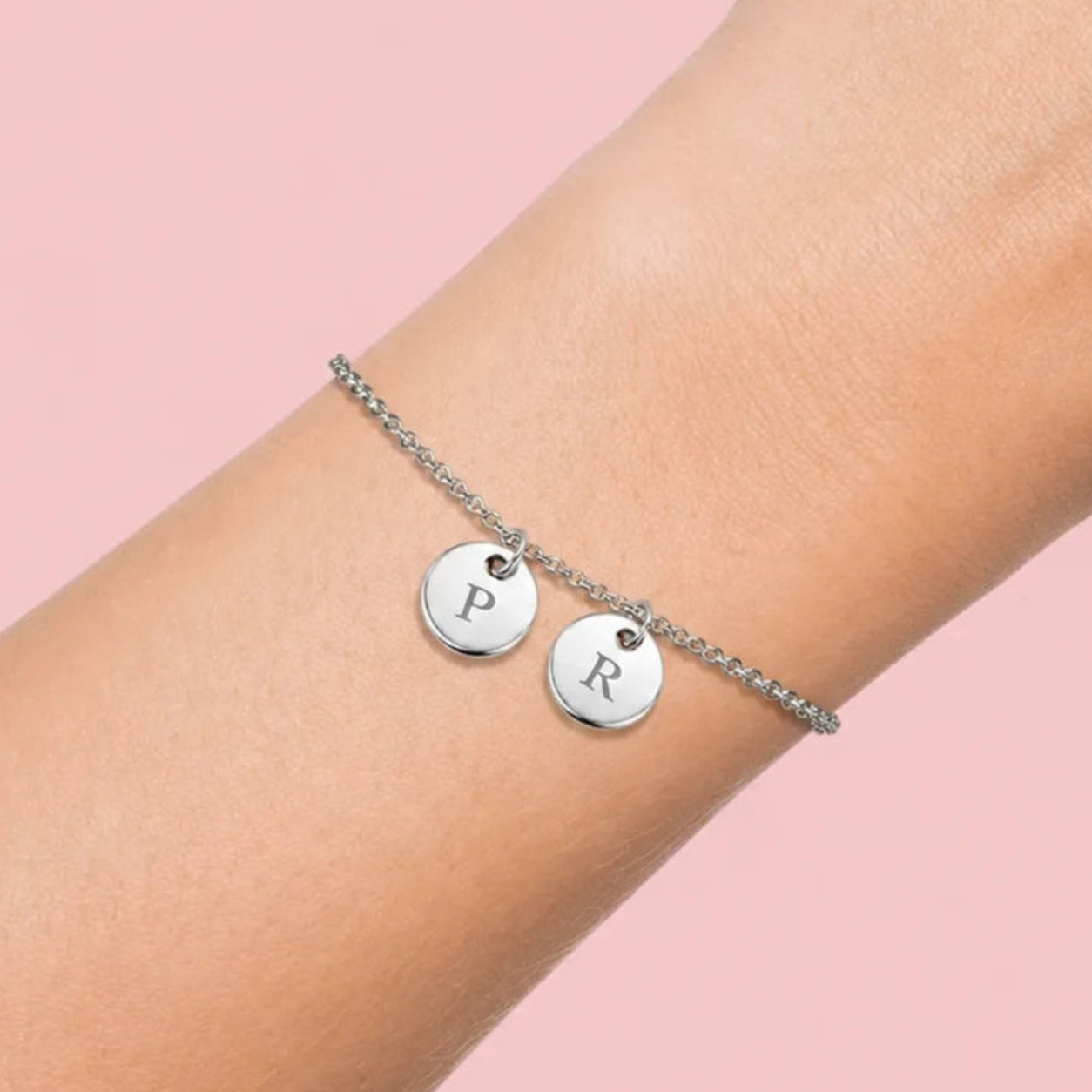 Photo sur poignet d'un bracelet acier inoxydable argenté chaine, avec petites médailles 8 mm gravées lettres 