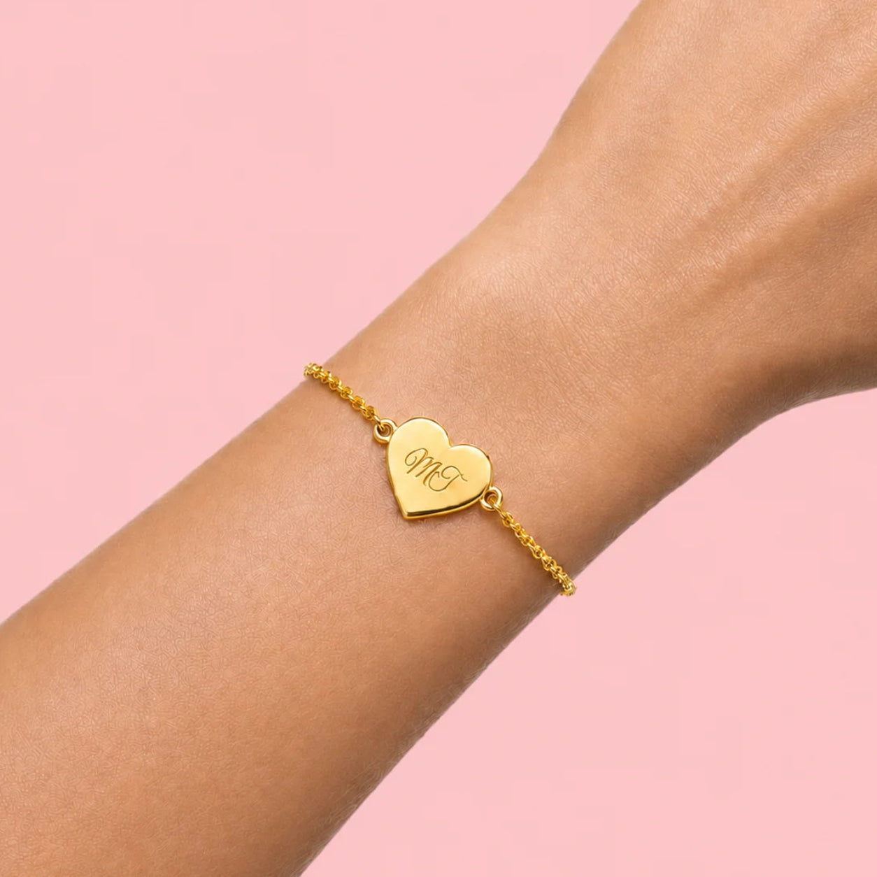 Bracelet cœur gravure doré porté, bijou personnalisable avec fermeture mousqueton