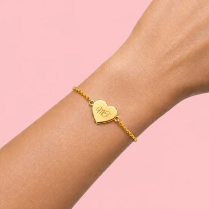 Bracelet cœur gravure doré porté, bijou personnalisable avec fermeture mousqueton