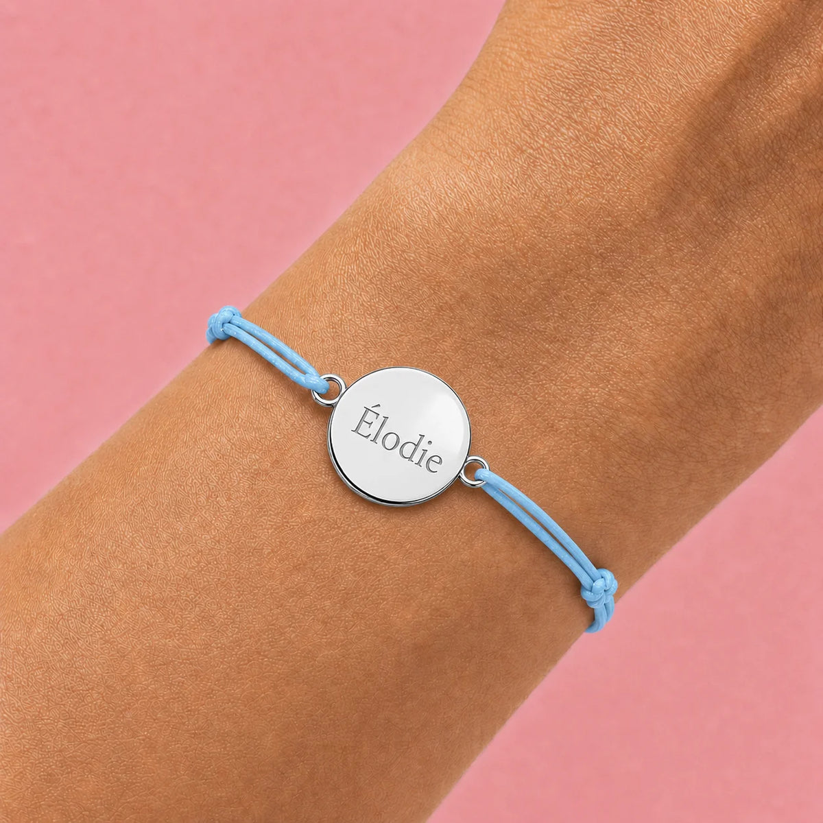 photo portée bracelet cordon mixte et ajustable personnalisé avec médaille argentée à graver et cordon nbleu clair