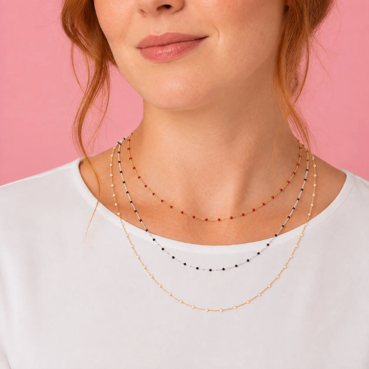 phoro portée du collier chaîne fine en acier inoxydable argenté et doré avec petites perles de résine colorées