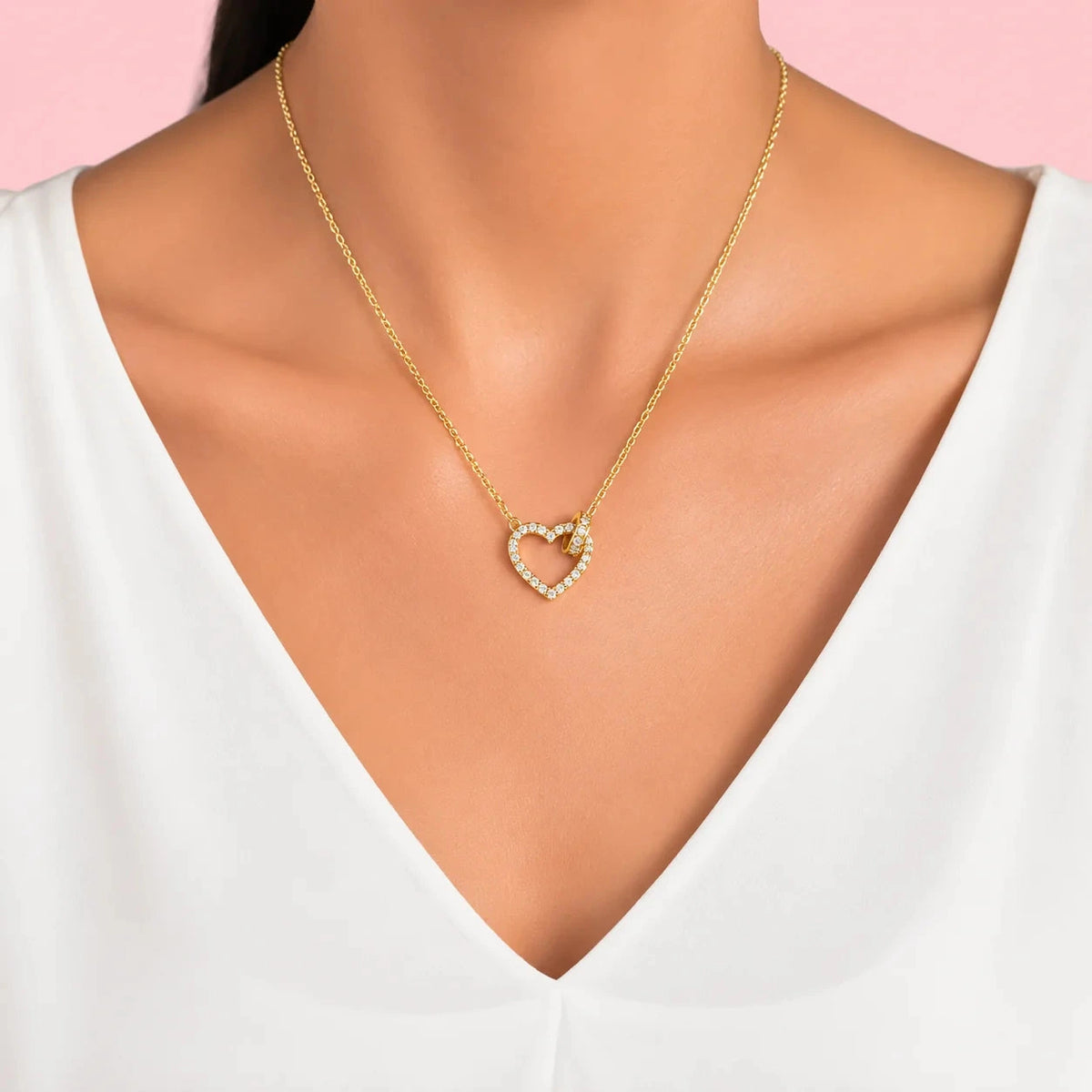 Collier cœur doré Lovéa porté sur un décolleté en V, chaîne fine 42 à 47 cm