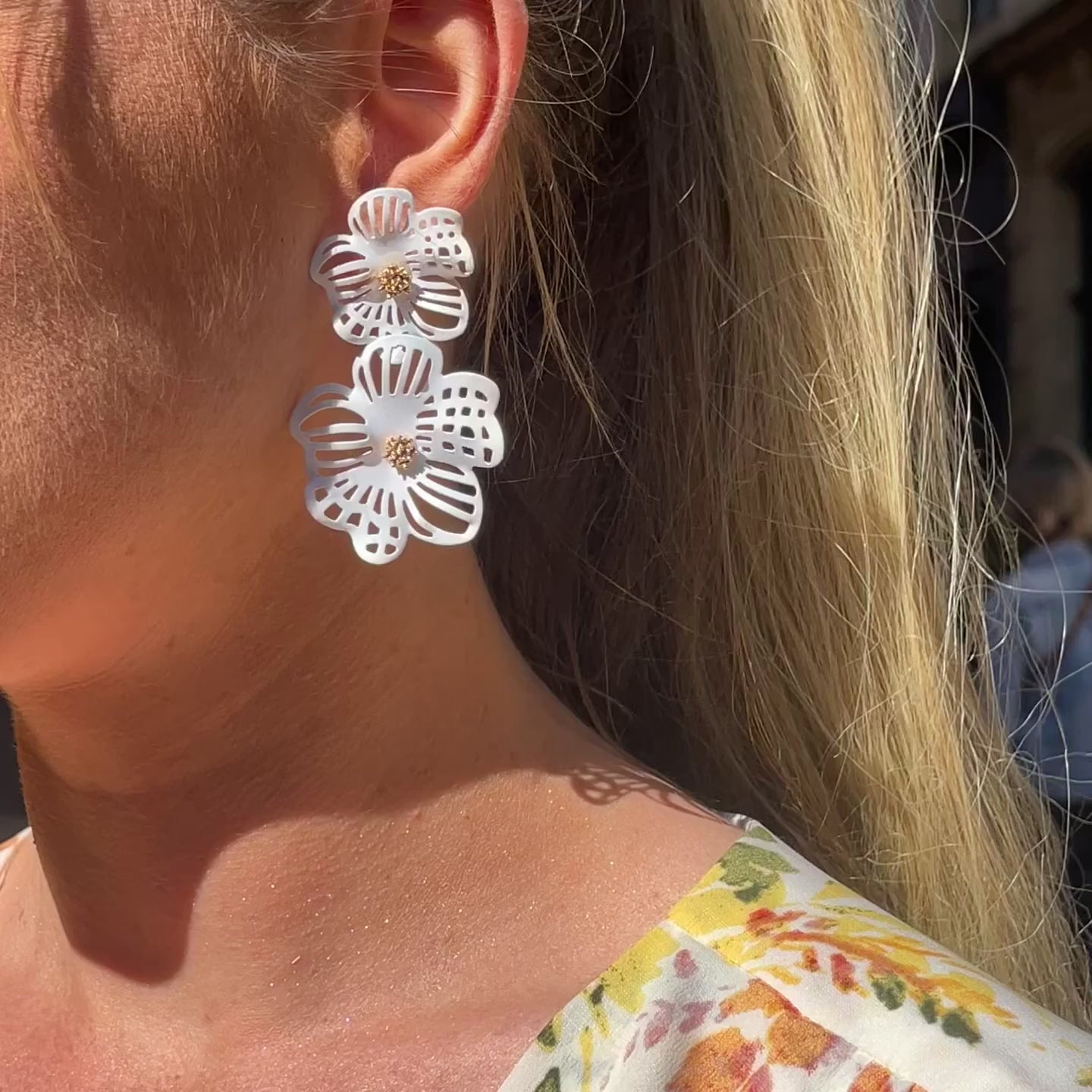 Vidéo Portée Boucles d'Oreilles Pendantes Lys