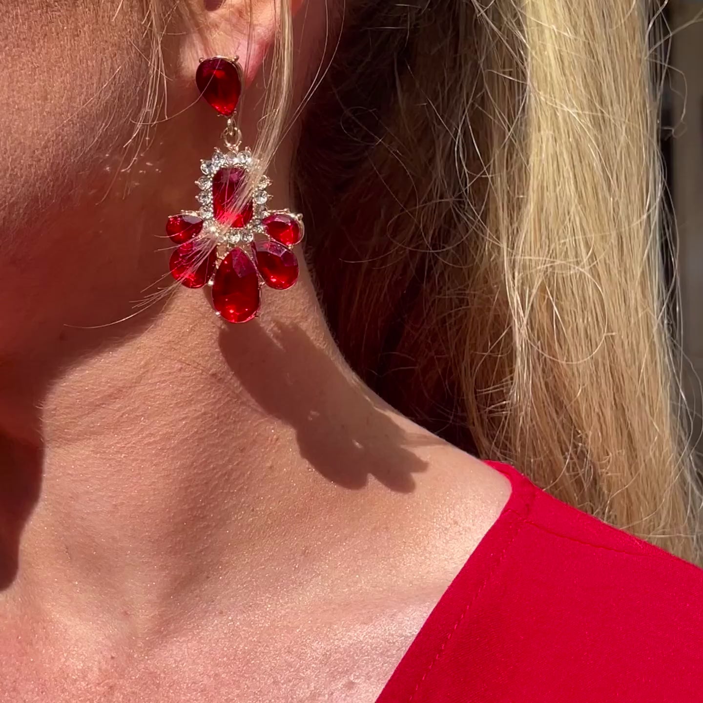 Vidéo Portée Boucles d'Oreilles Pendantes Intense