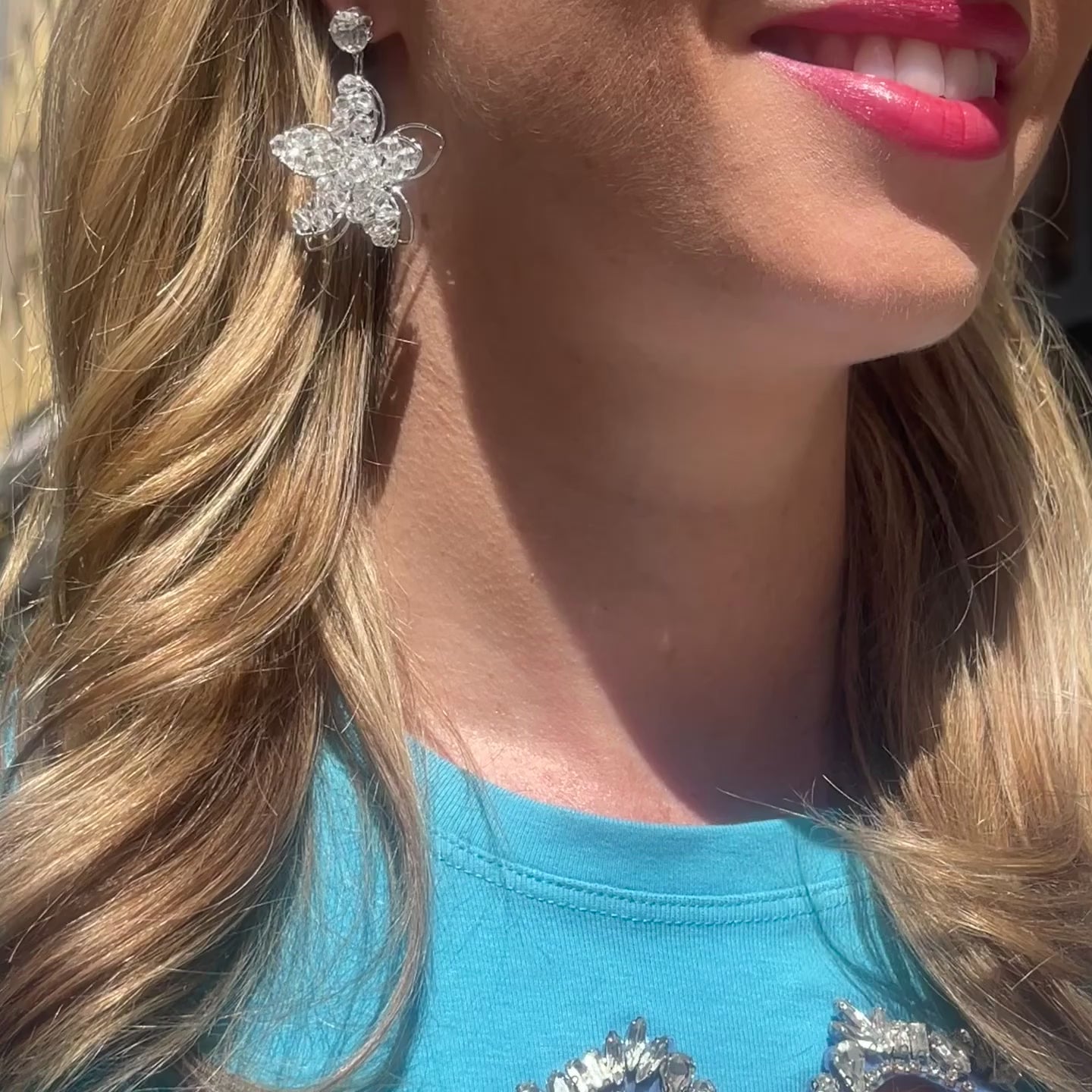 Vidéo Portée Boucles d'Oreilles Pendantes Camelia