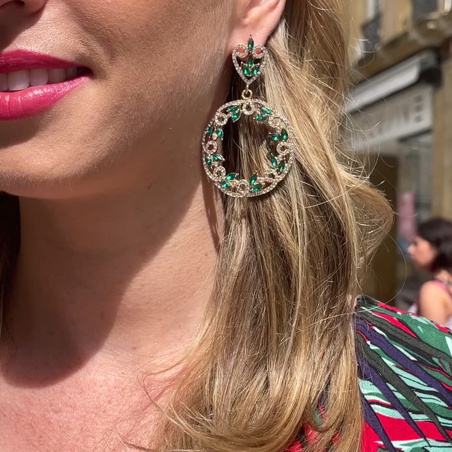Vidéo Portée Boucles d'Oreilles Pendantes Majestueuse